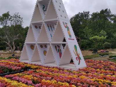 Tina ci mostra la realizzazione che un mese fa Esecuzione Verde ha portato all�evento �Floralies Internationales� di Nantes. Si tratta di un castello floreale di carte napoletane che si � meritato i premi di �miglior scenografia� e �valorizzazione del tema�